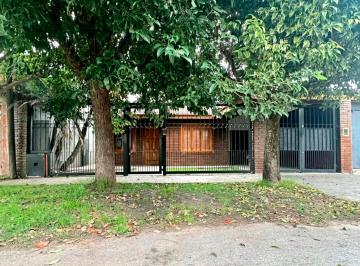 Casa · 90m² · 6 Ambientes · 1 Cochera · Casa de Dos Dorm. en Hernández