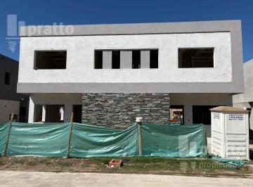 Casa · 121m² · 4 Ambientes · 1 Cochera · Casa en Venta de 3 Dorm. en Puertos Vistas