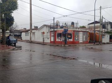 Casa · 136m² · 5 Ambientes · 1 Cochera · Venta Casa con Local Comercial Barrio Zumaran