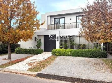 Casa · 301m² · 6 Ambientes · 2 Cocheras · Casa Venta 4 Dorm. Barrio Ayres Plaza Lote de 600 m² Pilar, Zona Norte