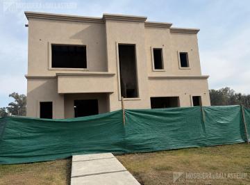 Casa · 148m² · 5 Ambientes · 3 Cocheras · Casa en Santa Sofia