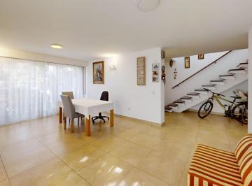 Casa · 206m² · 5 Ambientes · 1 Cochera · Casa en Venta de 5 Ambientes Estilo Racionalista con Patio y Terraza en Martinez