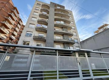 El departamento cuenta con 45 m2 de superficie y se distribuye en 2 ambientes. D · Departamento en Venta de 2 Ambientes en El Centro Castelar Norte.