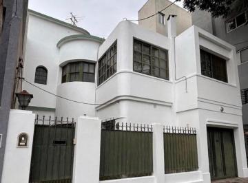 Casa · 234m² · 5 Ambientes · 1 Cochera · Venta Casa de 6 Ambientes en Florida