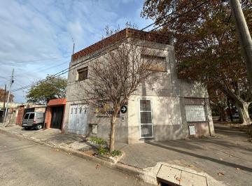 Casa · 76m² · 3 Ambientes · 1 Cochera · Venta Casa a Reciclar en Barrio Echesortu