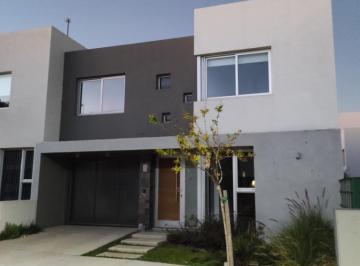 Casa · 130m² · 4 Ambientes · 2 Cocheras · Alquiler Duplex 3 Dorm. Patagonia Village con Pileta