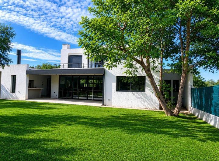 Casa · 278m² · 9 Ambientes · 2 Cocheras