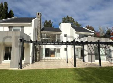 Casa · 207m² · 5 Ambientes · Casa en Venta Abril Club de Campo en Terreno Privilegiado con Vista a Campo de Golf