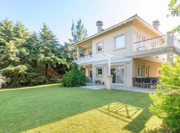 Casa · 210m² · 6 Ambientes · 2 Cocheras · Venta/ Permuta Casa en St Thomas Sur, Canning