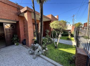 Casa · 103m² · 4 Ambientes · 2 Cocheras · Casa 4 Ambientes en Venta en Moron