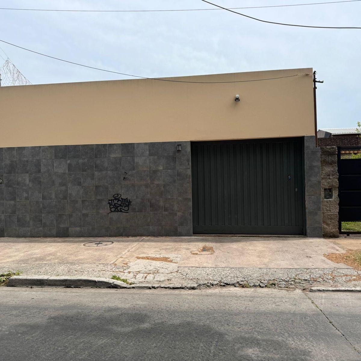 Calixto Oyuela al 1400, Santos Lugares, Tres de Febrero