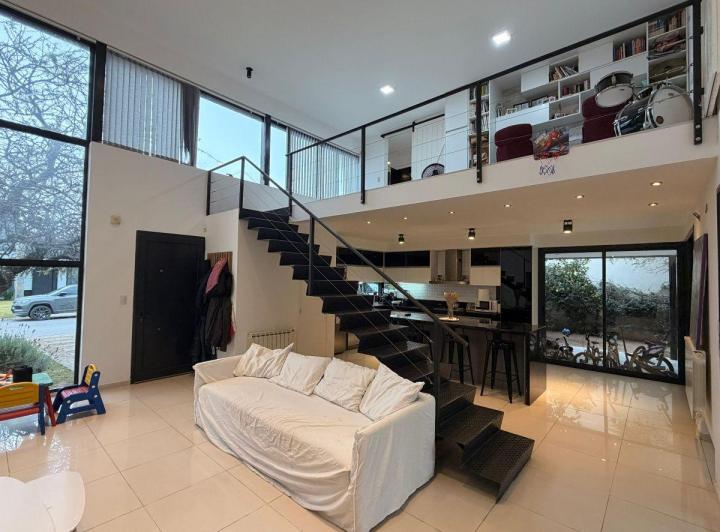 Casa · 250m² · 6 Ambientes · 2 Cocheras