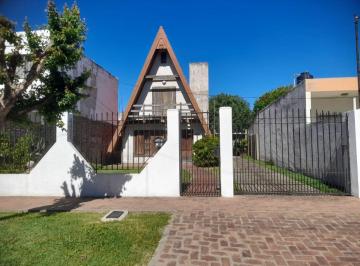 Casa de 4 ambientes, Florencio Varela · Casa Tipo Chalet de 4 Ambientes y Parque, Florencio Varela