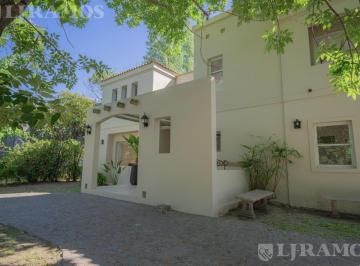 Casa · 231m² · 5 Ambientes · 2 Cocheras · Casa Moderna a Estrenar Barrio Saint Matthews. Pilar. Lote 850 m²