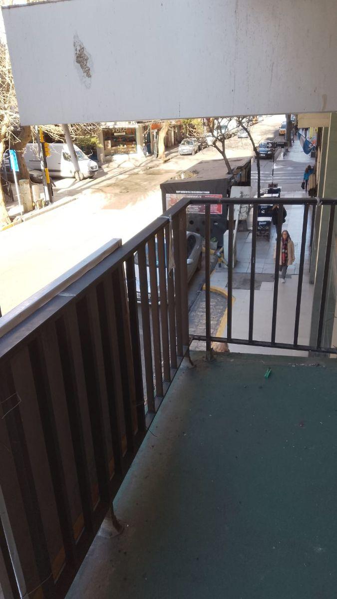 Venta departamento de 2 ambientes A la calle con balcon saliente
