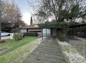 Casa · 260m² · 4 Ambientes · 4 Cocheras · Casa en Venta en Club El Carmen