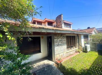 Casa · 287m² · 6 Ambientes · Oportunidad en Adrogué: Amplia Casa de 2 Plantas en Castelli y Ramírez