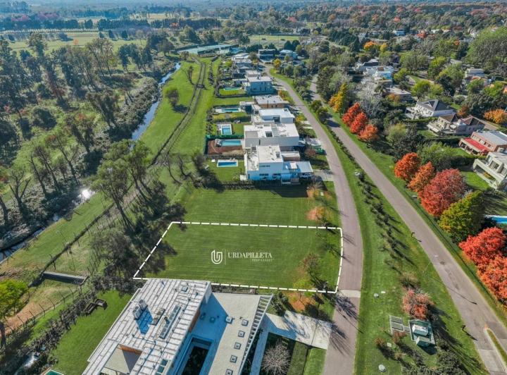 Terreno · 889m²