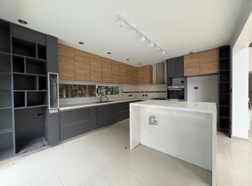 Casa · 780m² · 6 Ambientes · 4 Cocheras · Adrogue Chico Barrio Cerrado
