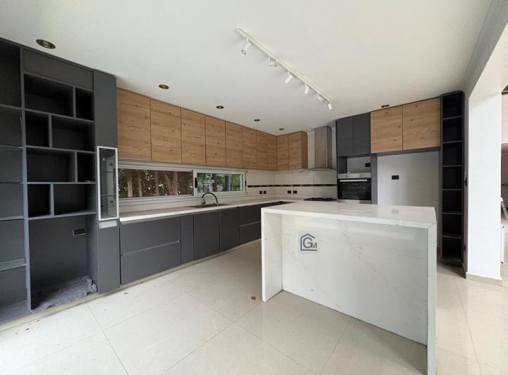Casa · 780m² · 6 Ambientes · 4 Cocheras