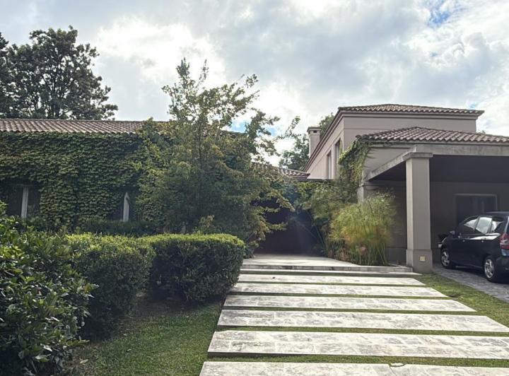 Casa · 756m² · 5 Dormitorios