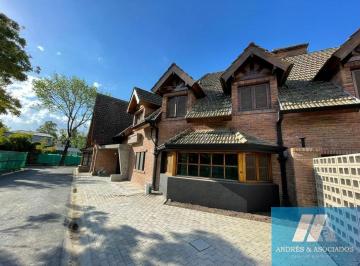 Casa · 308m² · 4 Ambientes · 1 Cochera · Venta Casa en Barrio con Portón Erales, Bella Vista