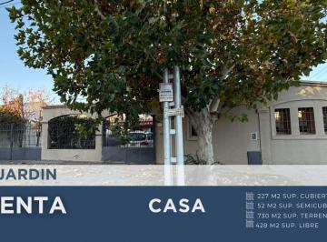 Casa · 227m² · 9 Ambientes · 2 Cocheras · Casa en Venta B° Jardin, Neuquen.