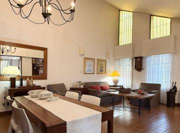 Casa · 141m² · 4 Ambientes · 1 Cochera · Venta Casa 4 Amb - Castelar - Jardin - Balcon