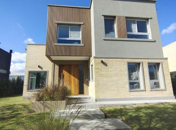 Casa · 164m² · 4 Ambientes · 2 Cocheras · Casa a Estrenar en Venta Castaños Nordelta