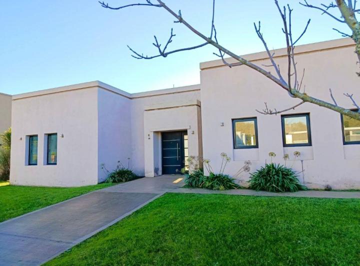 Casa · 145m² · 4 Ambientes · 1 Cochera