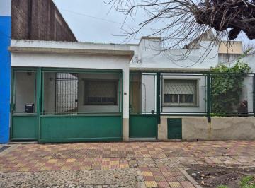 Casa de 3 ambientes, Tres de Febrero · Casa 3 Amb C/cochera, Jardin, Galeria, 2 Cuartos Guardado y Terraza Acce - Olavarria 4678 - Caseros