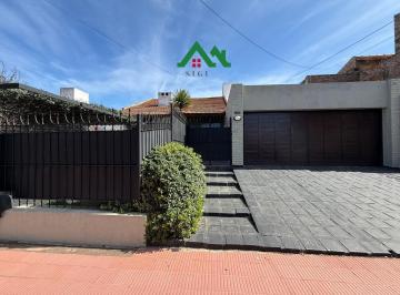 Casa · 284m² · 3 Dormitorios · 3 Cocheras · Casa en Venta en Urca – 3 Dorm., Pileta y Triple Cochera