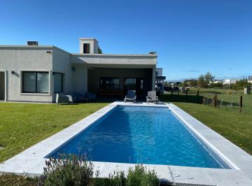 Casa de 4 ambientes, San Vicente · Venta Casa con Piscina en Club de Campo Cruz del Sur