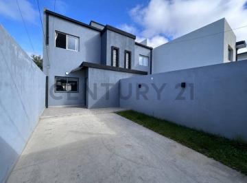 Casa · 65m² · 3 Ambientes · 1 Cochera · Casa Tipo Duplex 2 Dorm. en Venta en Berisso