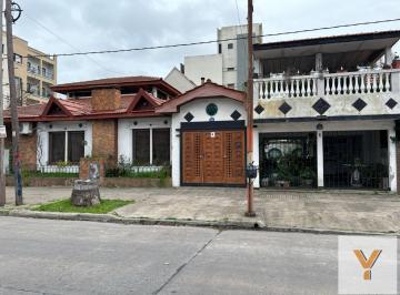 Casa · 196m² · 4 Ambientes · 4 Cocheras · Casa en Venta - 3 Dorm. 3 Baños - Cochera - 200 m² - La Plata