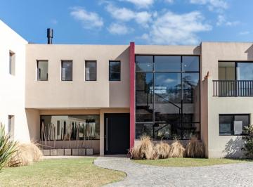 Casa · 418m² · 6 Ambientes · 1 Cochera · Venta de Casa con Quincho y Pileta en Praderas Golf Club