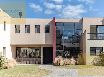 Casa · 418m² · 6 Ambientes · 1 Cochera · Venta de Casa con Quincho y Pileta en Praderas Golf Club