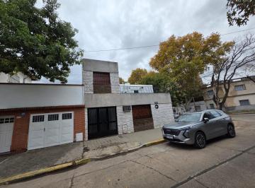 Casa · 140m² · 5 Ambientes · 1 Cochera · Casa de 3 Dorm. con Cochera en Alquiler