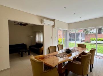 Casa · 214m² · 4 Ambientes · 2 Cocheras · Casa en Venta en Villa Devoto, 3 Dorm. Playroom, Jardin y Cochera.