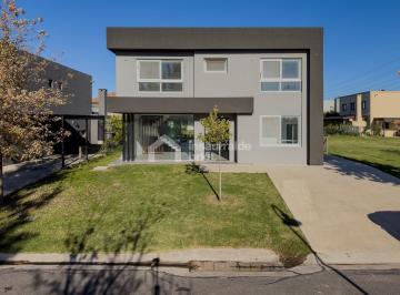 Casa · 249m² · 5 Ambientes · Casa 4 Dorm. en Venta en Tipas, Nordelta, Tigre. Lote Interno y Piscina!