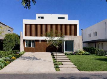 Casa · 383m² · 8 Ambientes · 1 Cochera · Casa en Alquiler en Tipas, Nordelta, Tigre