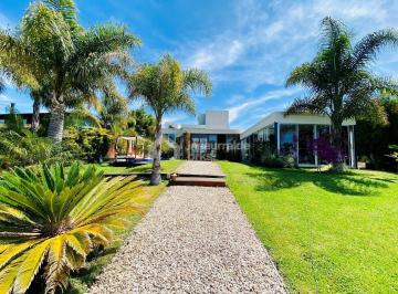 Casa · 380m² · 8 Ambientes · 1 Cochera · Casa en Venta a La Laguna en Barrio San Marco! Impecable con Detalles Unicos!