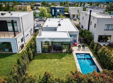 Casa · 154m² · 4 Ambientes · 3 Cocheras · Casa en Venta en Tigre, 4 Ambientes, Barrio Náutico Vila Marina, Lote Interno