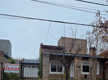 Casa · 6 Ambientes · 2 Cocheras · Casa de Cuatro Dorm. en Barrio Gamma