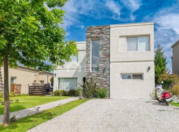 Casa · 141m² · 4 Ambientes · 1 Cochera · Casa en Venta 3 Dorm., en Barrio Nautico Vila Marina 1, Villanueva, Tigre! Lote Interno!