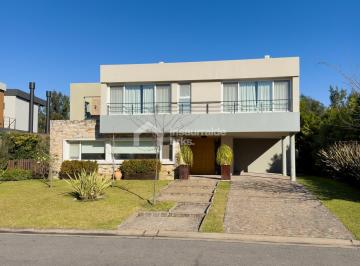 Casa · 279m² · 5 Ambientes · 3 Cocheras · Casa 5 Ambientes en Venta en Cabos del Lago, Nordelta – a La Laguna! Excelente Calidad!