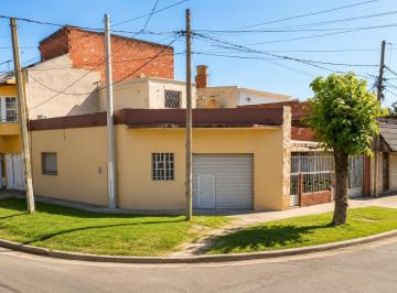 Casa · 128m² · 4 Ambientes · 1 Cochera · Venta - Casa Dos Dorm. con Cochera y Local Comercial en Las Heras Rosario.