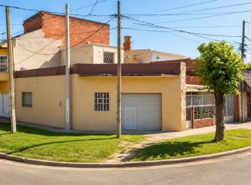 Casa · 128m² · 4 Ambientes · 1 Cochera · Venta - Casa Dos Dorm. con Cochera y Local Comercial en Las Heras Rosario.