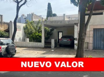 Casa de 3 ambientes, Monte Castro · Casa a Reciclar en Excelente Terreno P/ Desarrollo Inmobiliario Muy Buena Ubicacion - Monte Castro