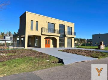 Casa · 230m² · 5 Ambientes · Casa en Venta - 4 Dorm. 4 Baños - Moreno